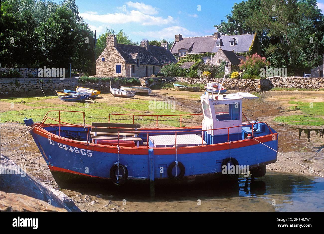 Lo244565 le denicheur 56 ria detel plouhinec bateau de pche sur le port du vieux passage