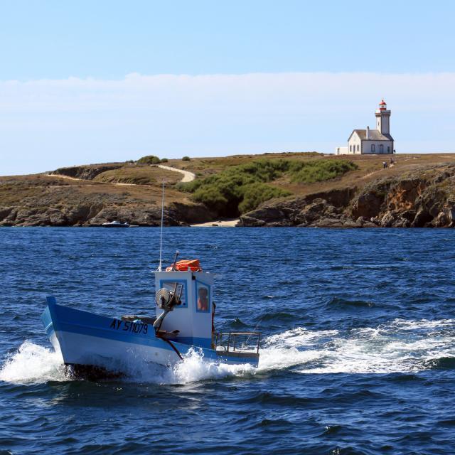 Ocean pointe des poulains sauzon ete bateau de peche m schaffner morbihan tourisme 2009 640x640 crop 1633423448